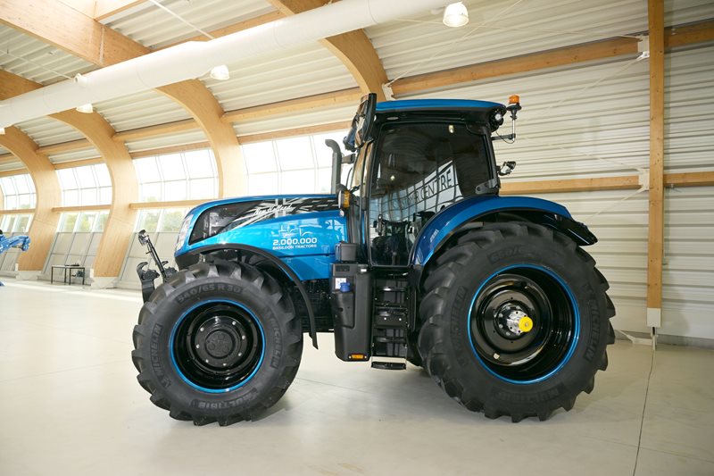 New-Holland-marks-two-millionth-Basildon-tractor_672489.jpg